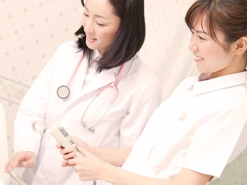 産婦人科の女性医師と看護師