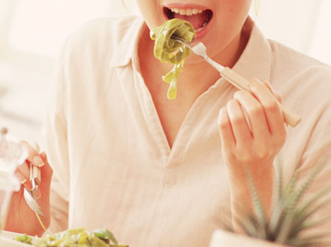 食事してる妊婦
