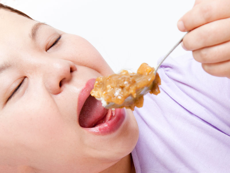 ごはんを食べている女性