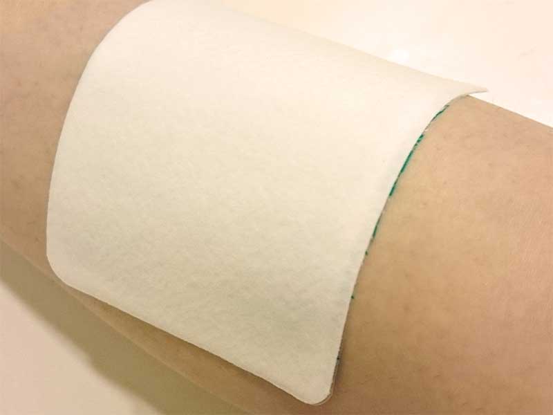 手首に貼られて湿布