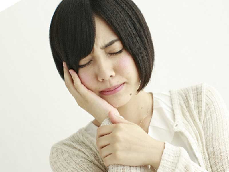 歯が痛がっている女性