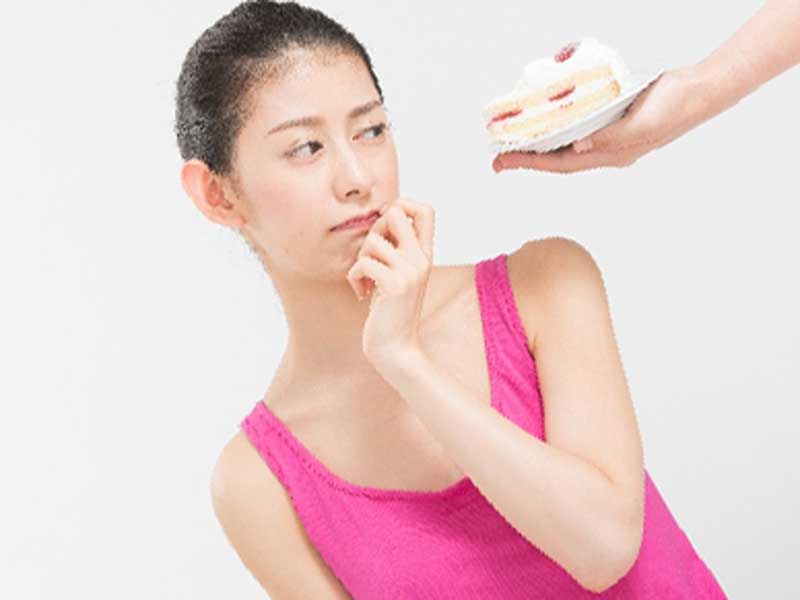 甘いものを食べたい女性