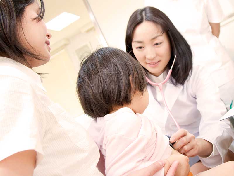 小児科で診察を受けてる子供