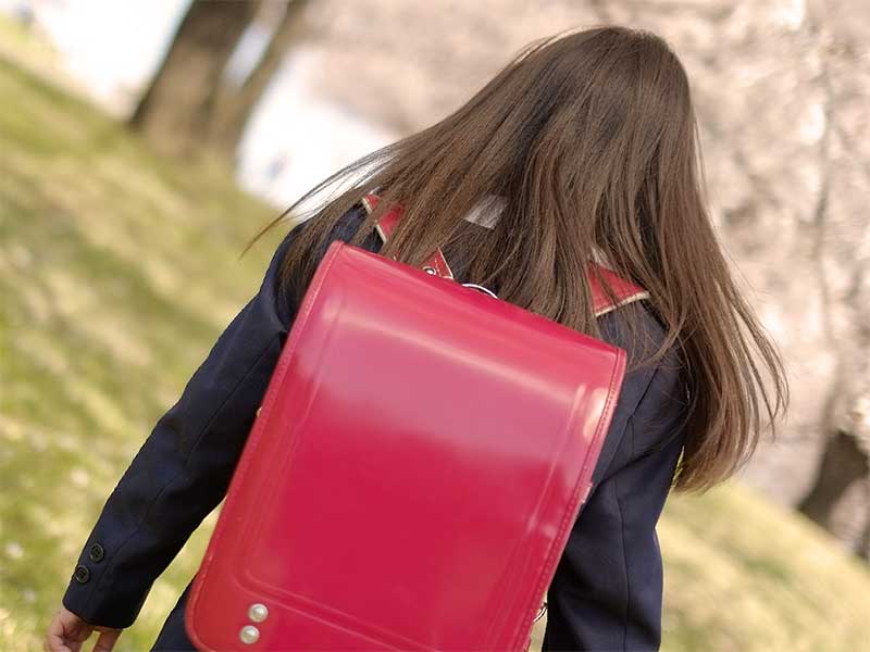 ランドセルを背負った女の子の後ろ姿