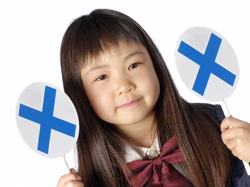 両耳に×のプラカードをあててる女の子