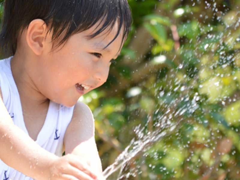 真夏に遊んでいる子供