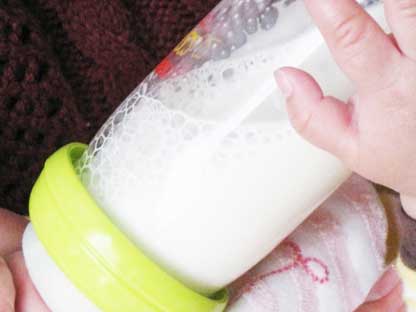 赤ちゃんがミルクを飲んでいる