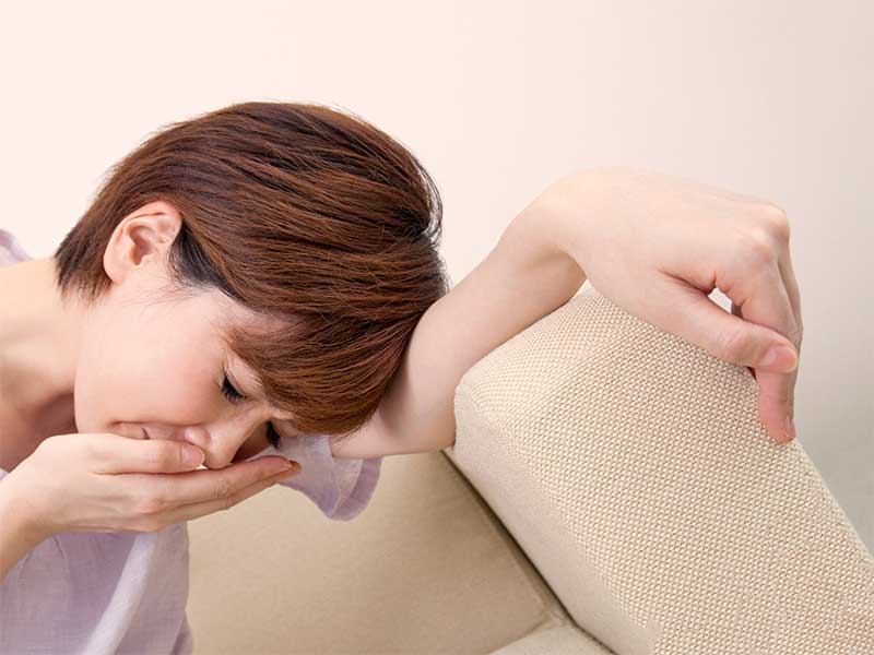 つわりで口をおさえてる妊婦さん