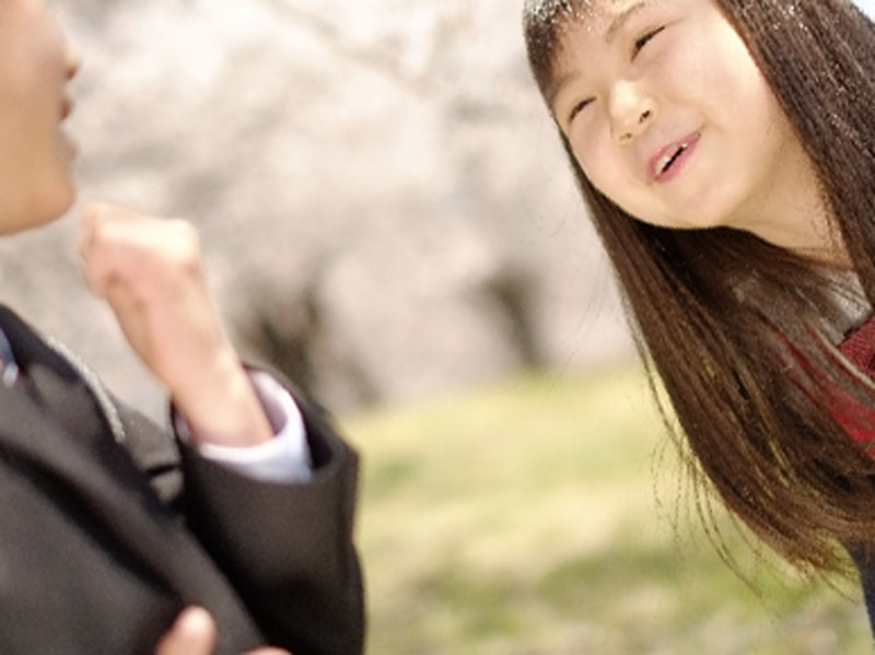 仲がいい小学生の友達お話をしている