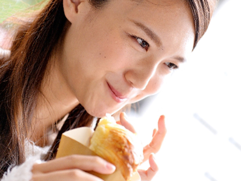 パンを食べている女性
