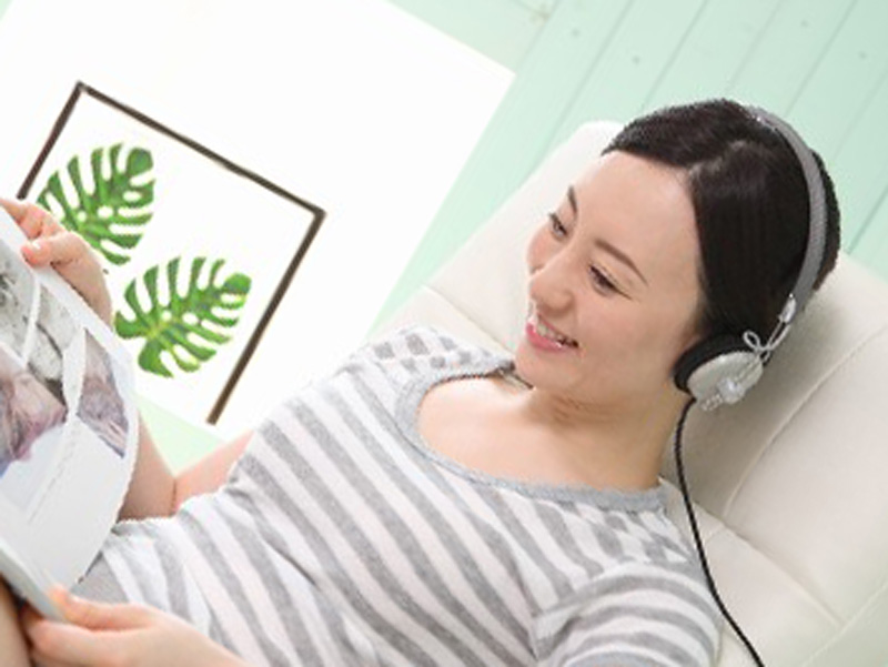 音楽を聴いている女性