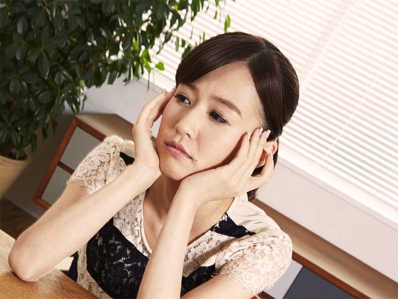更年期障害で気持ちが落ち込んでる女性