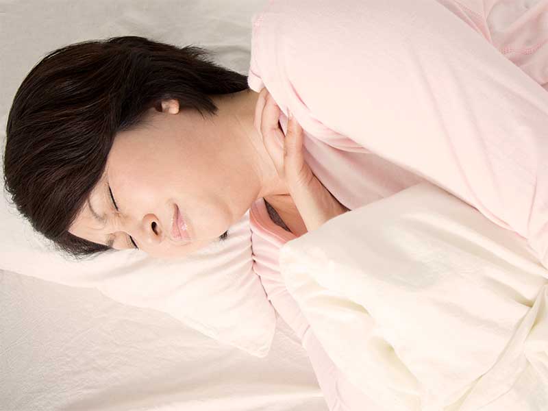 布団に入っても寝られない女性