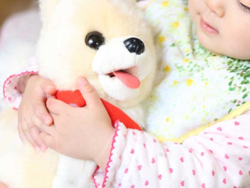 ぬいぐるみを抱っこしている子供