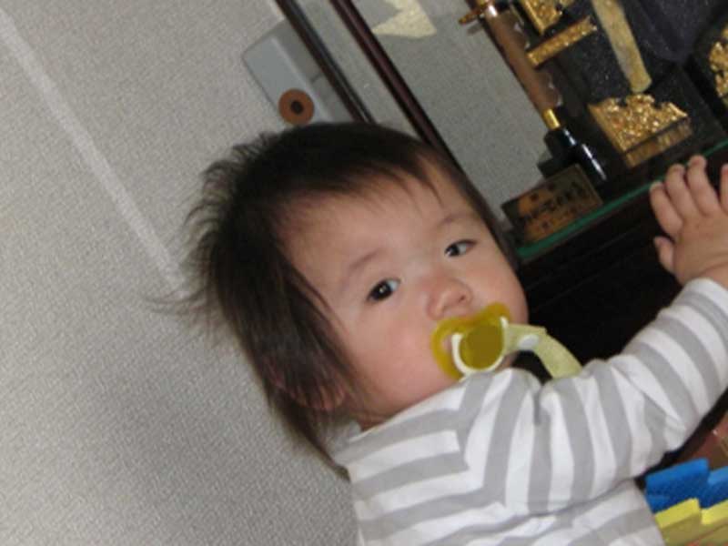 おしゃぶりをしている赤ちゃん