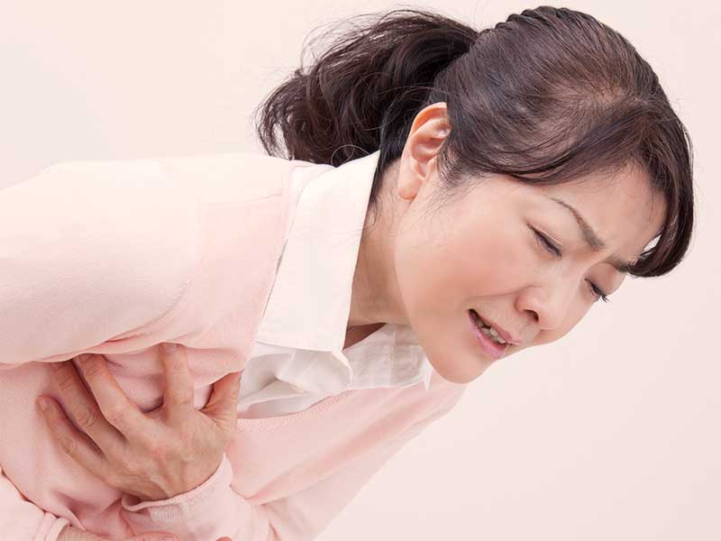 胸をおさえる女性