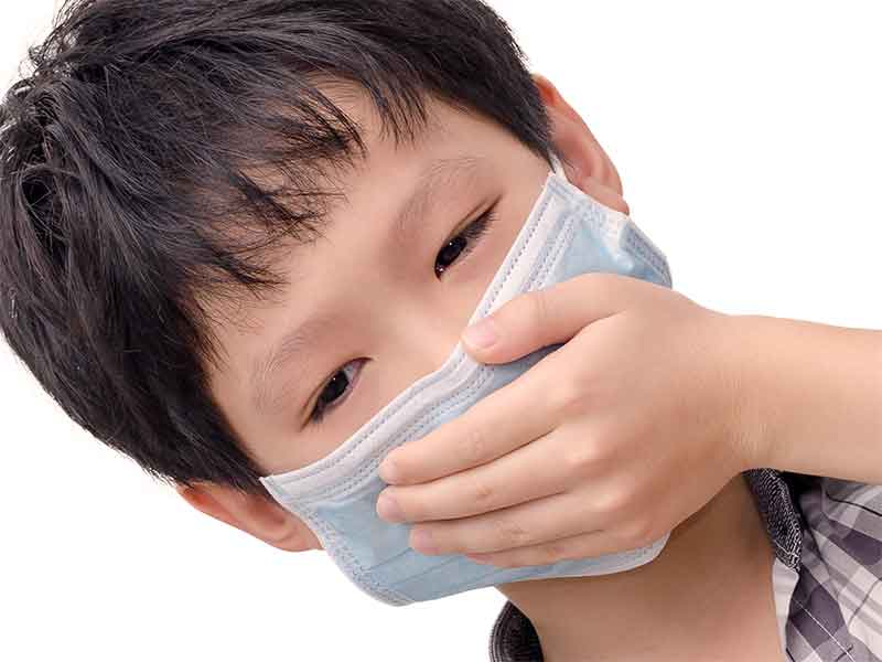 咳が止まらずにマスクをしてる男の子
