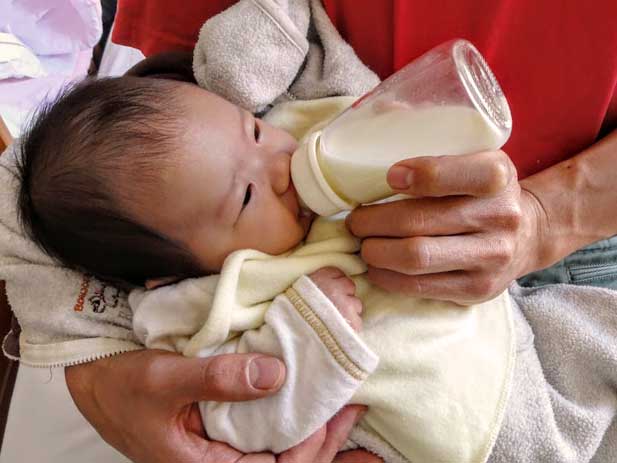 哺乳瓶でミルクを飲んでる赤ちゃん