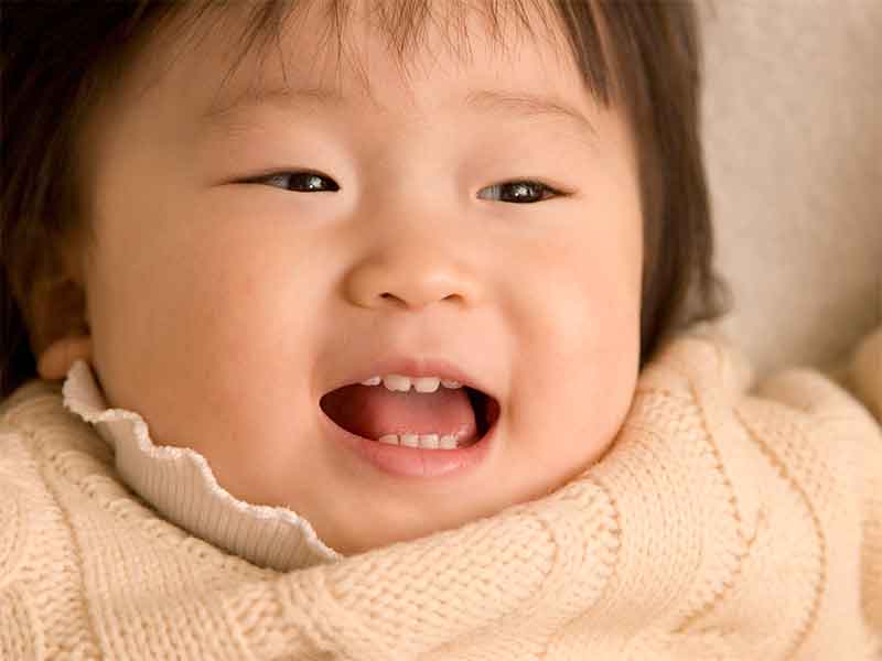 歯が生えそろってる子供