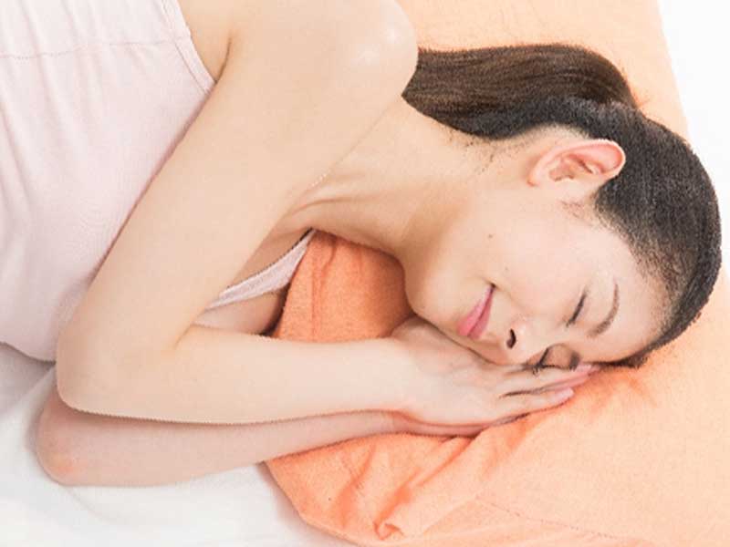 休んでいる女性