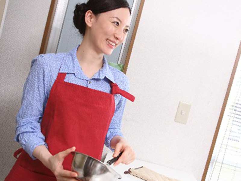 家事をする女性