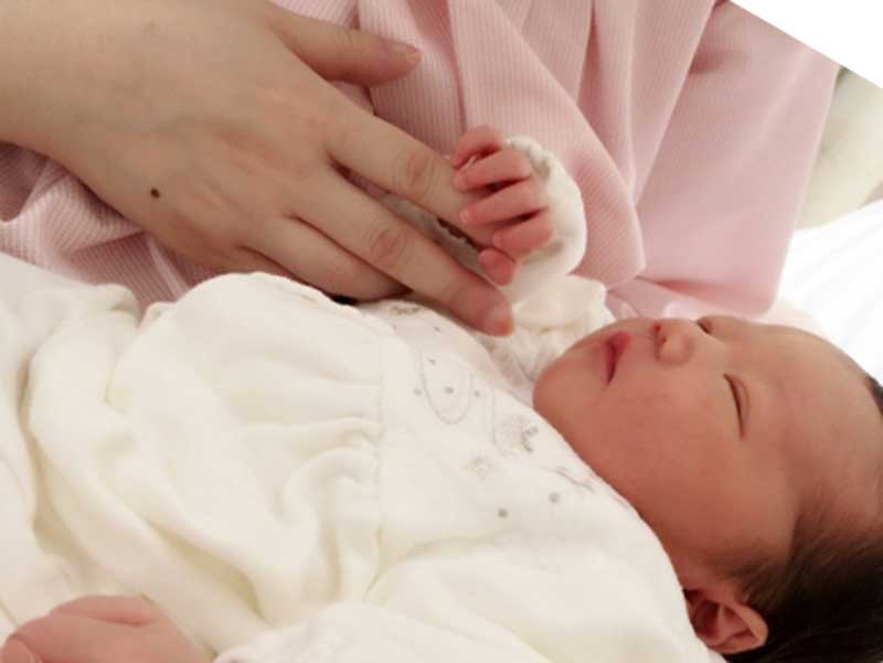 お母さんが生まれたばかりの赤ちゃんを抱っこしてる