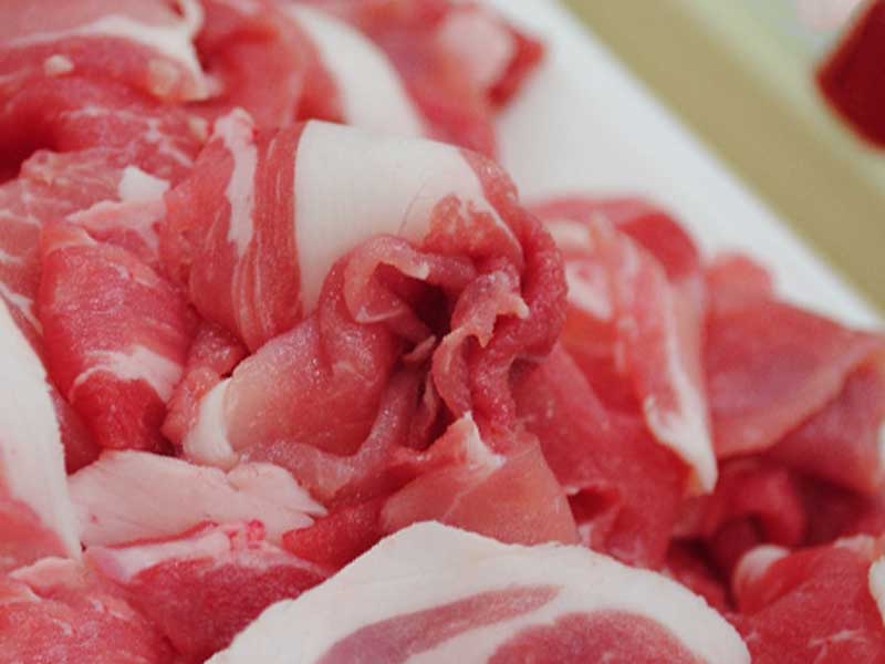 パックの中に豚肉が入っている
