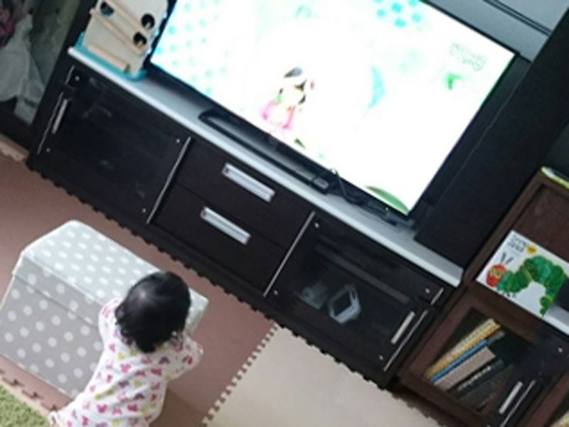 テレビを見ている赤ちゃん