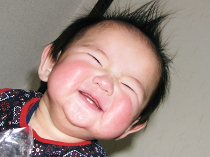 ニコニコしている赤ちゃん