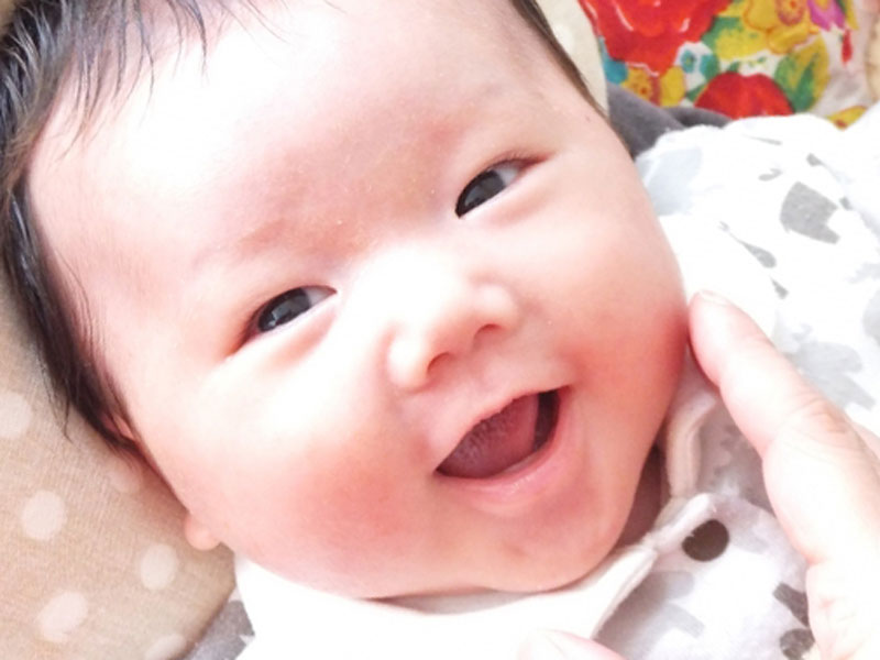 ニコニコしている赤ちゃん