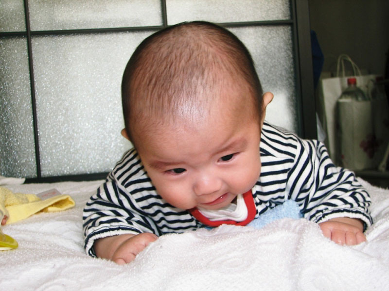 這っている赤ちゃん