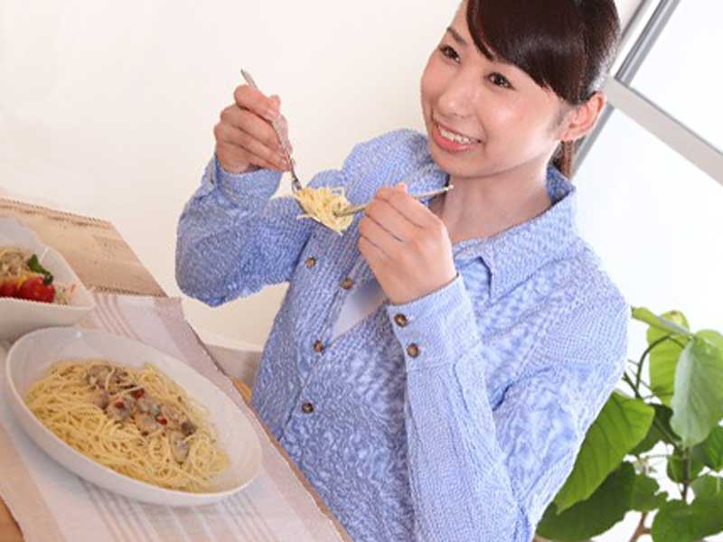 食事している女性