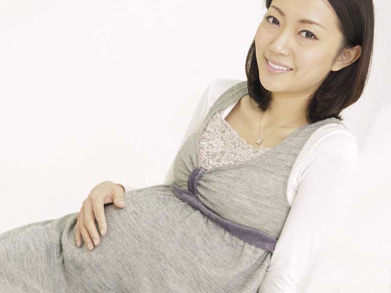 座っている妊婦さん