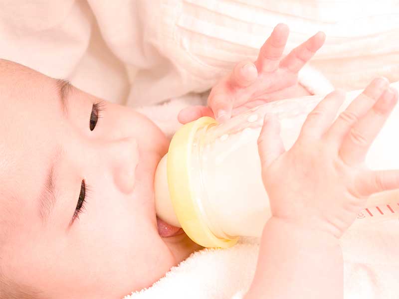 ミルクを飲んでる赤ちゃん