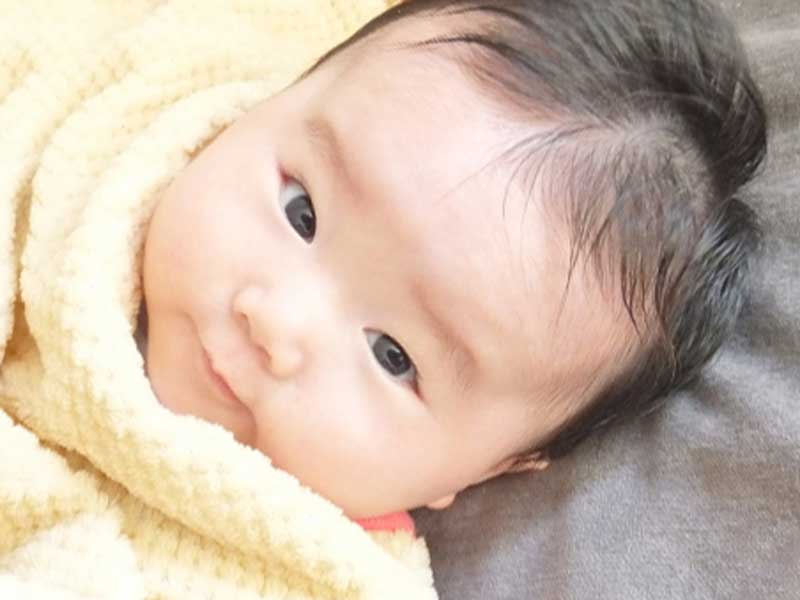 目がばっちりしている赤ちゃん
