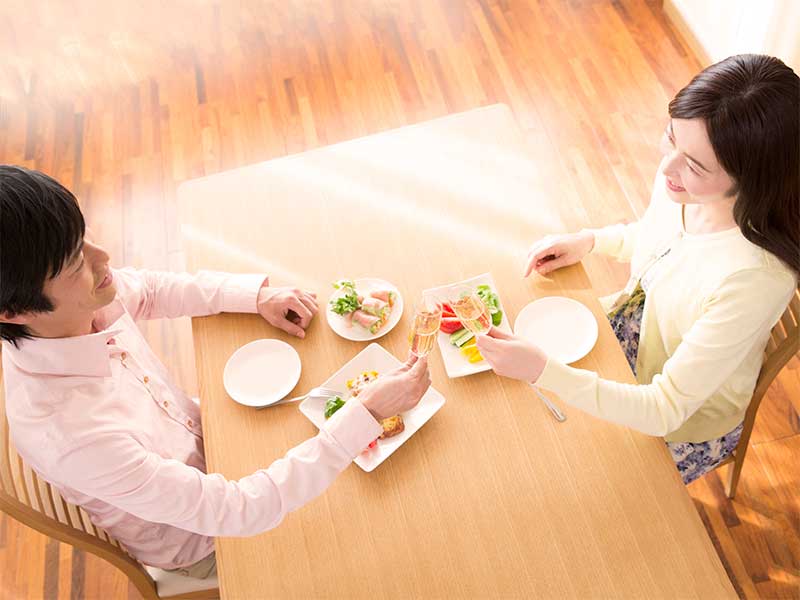 食事をしてる夫婦