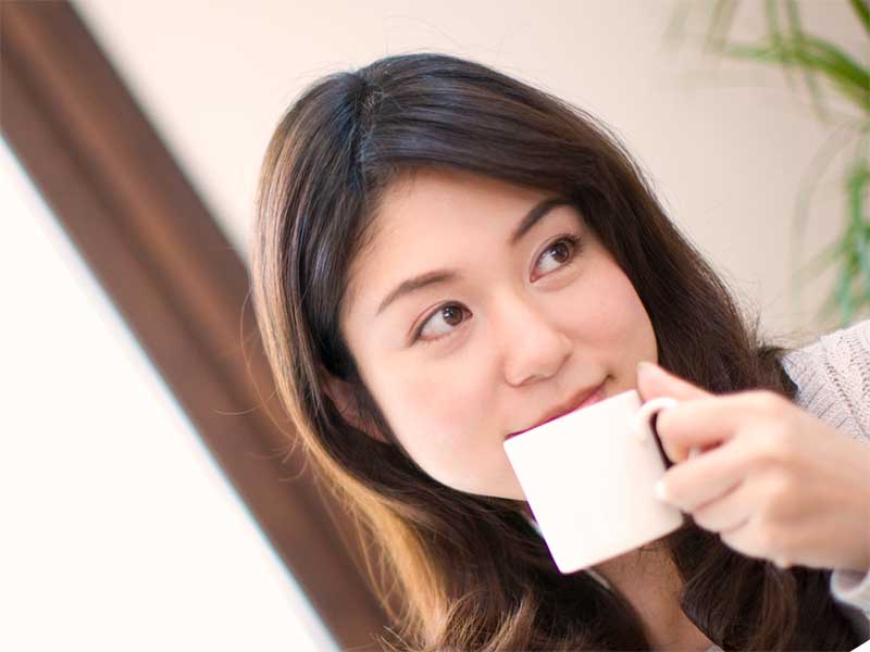 コーヒーを飲んでる女性