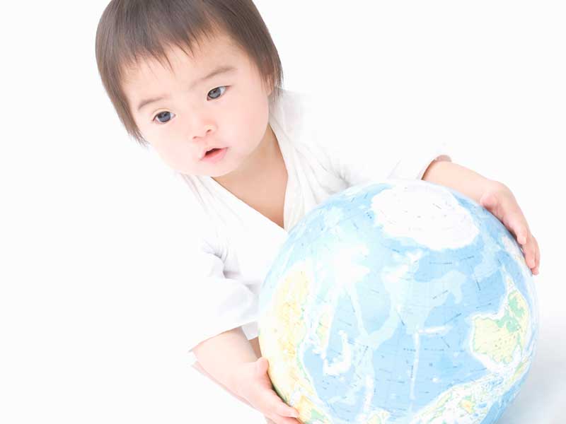 地球儀を持っている赤ちゃん