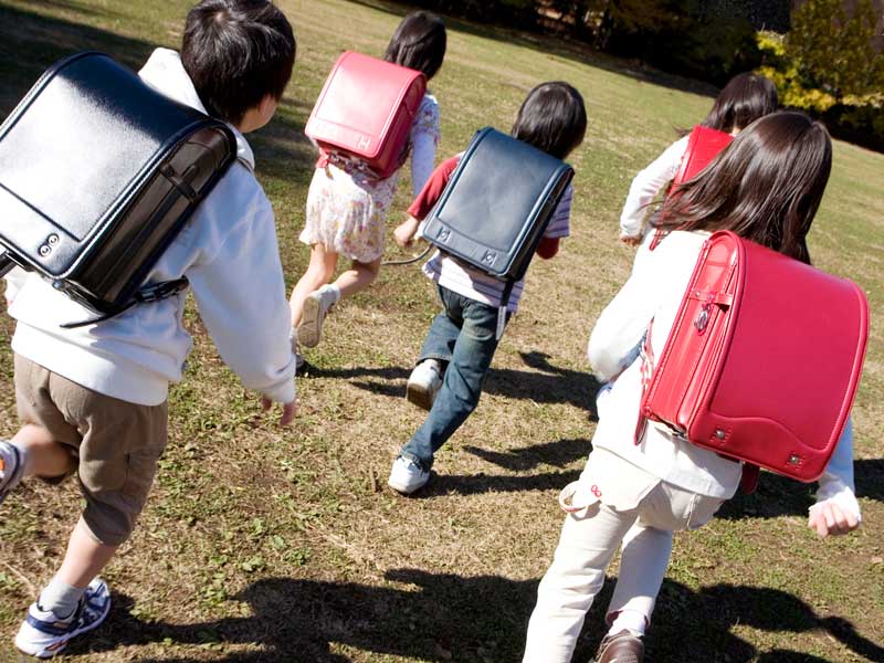 ランドセルを背負って走っている小学生