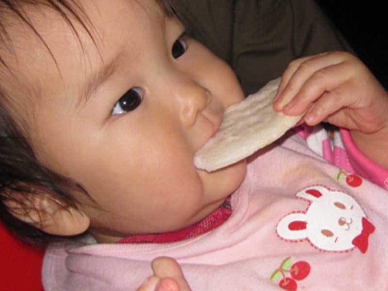 おやつを食べる女の子
