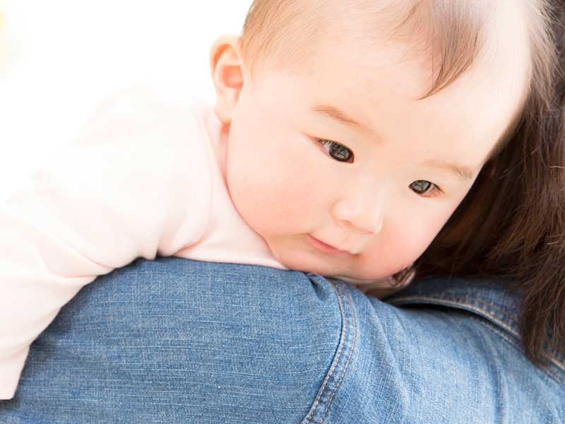 赤ちゃんを抱っこしているお母さん
