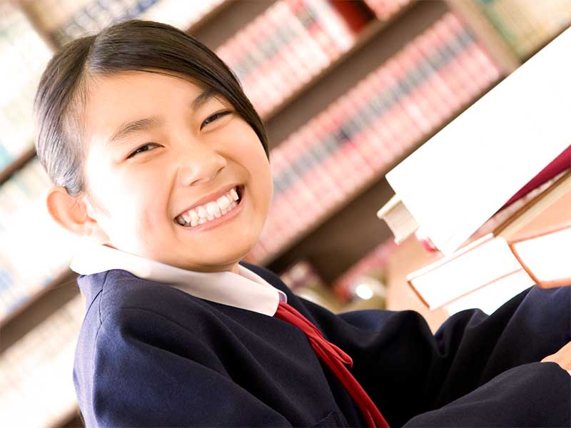 勉強してる女子中学生