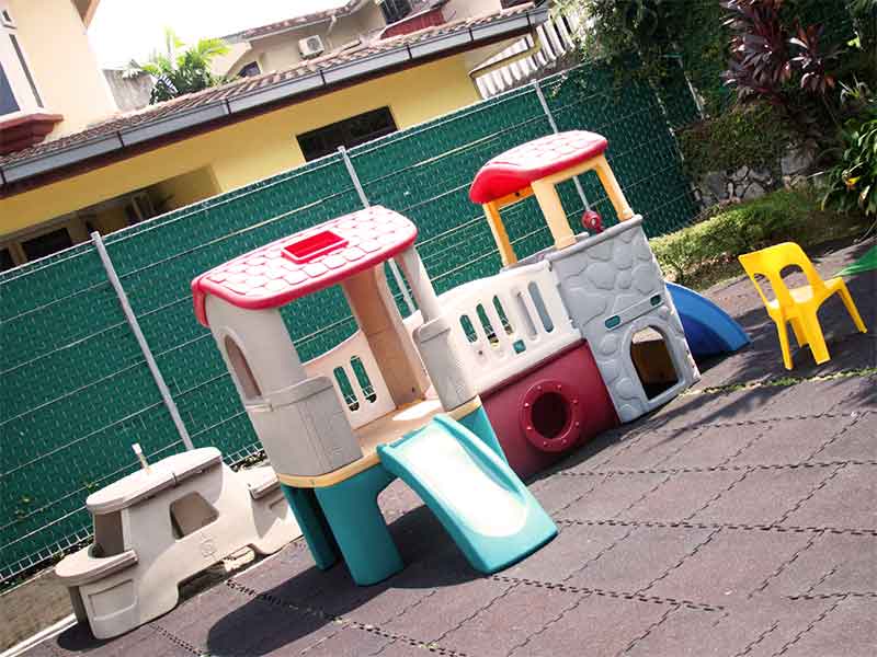だれも遊んでいない幼稚園の遊具