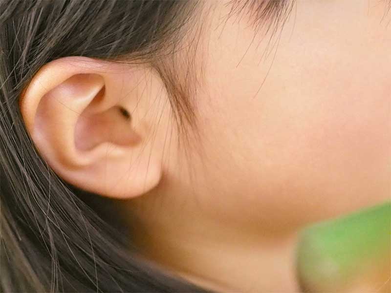 女の子の耳