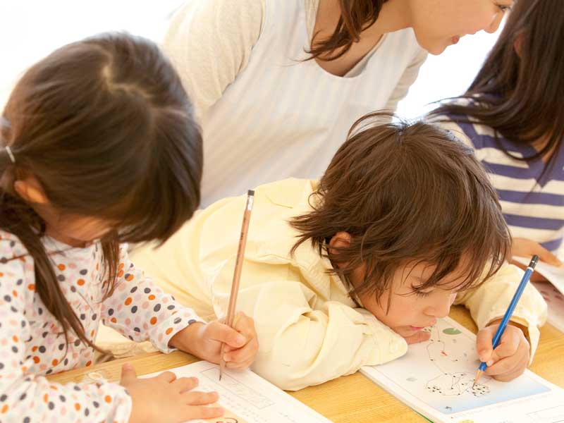 保育園で絵を描いている子供