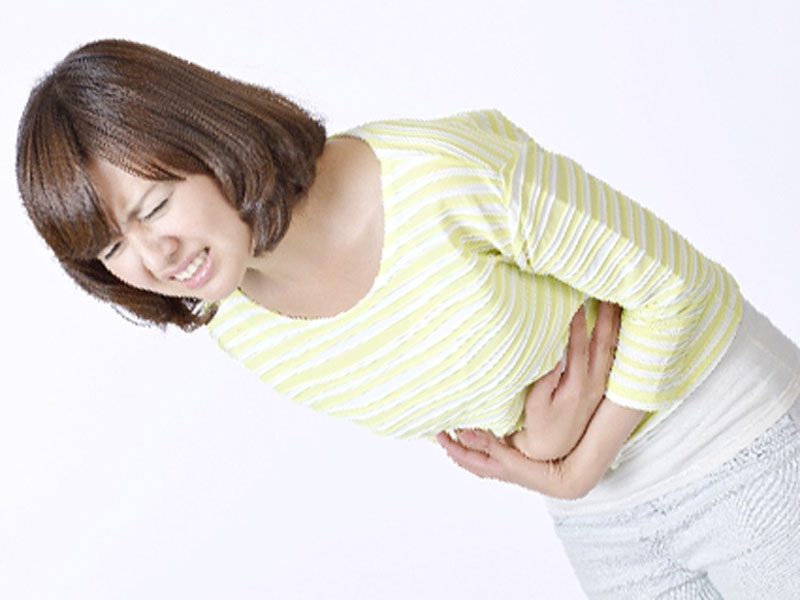 腹痛の女性