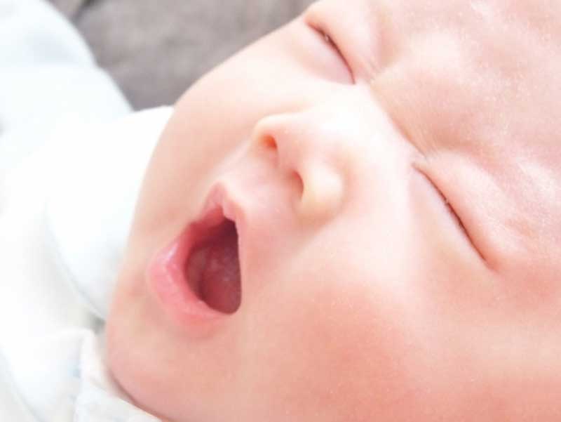 あくびをしている赤ちゃん