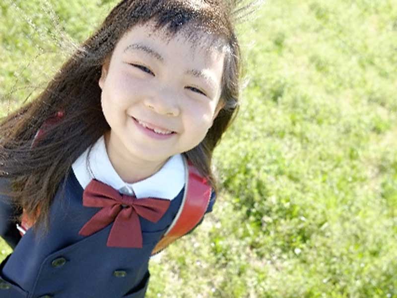 ランドセルを背負っている女の子