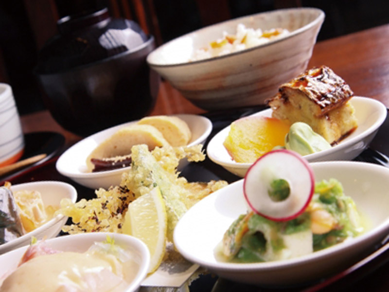 テーブル載ってる料理