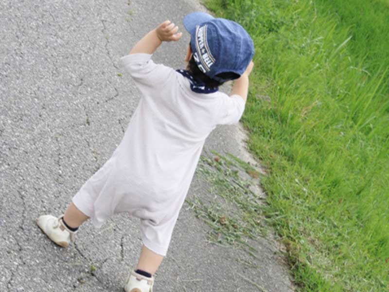 歩いている赤ちゃん